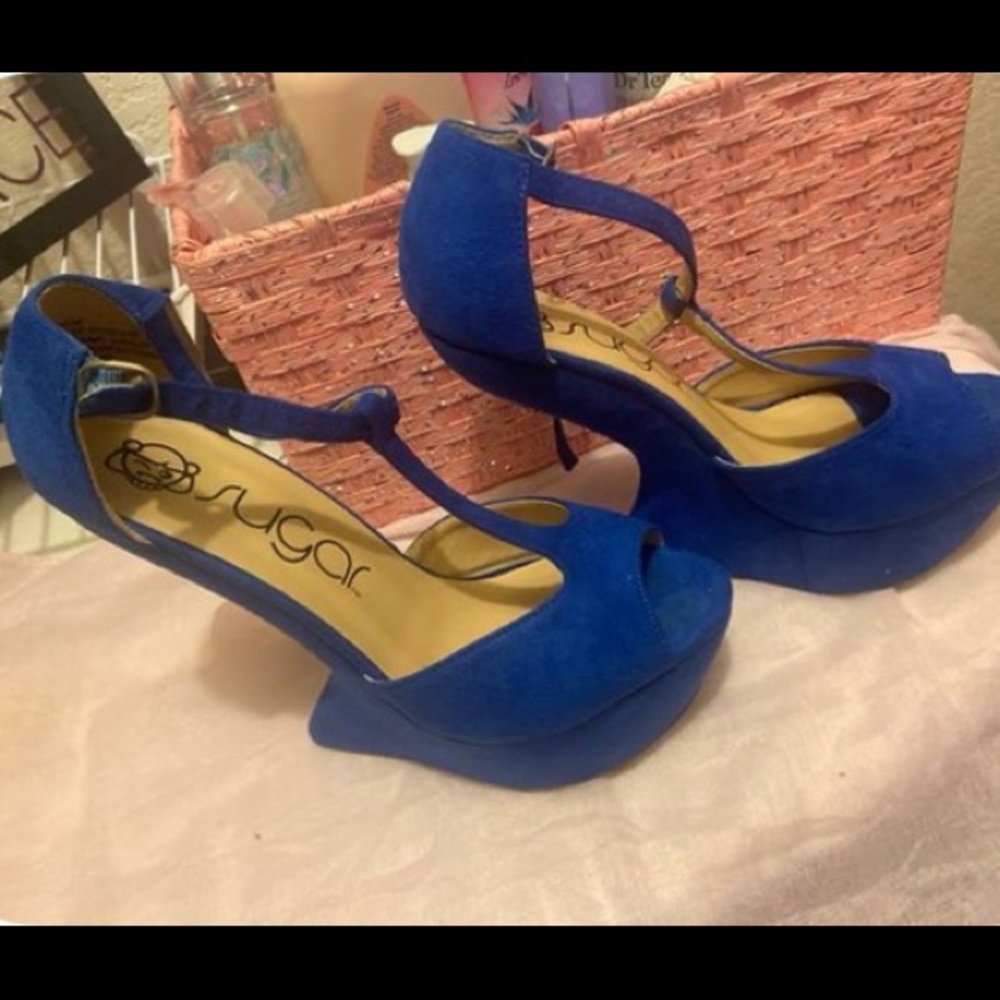 Open toe blue heel